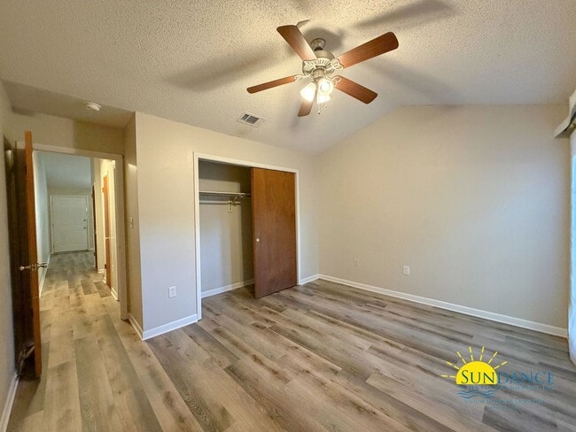 Building Photo - Beautiful Unit Close to Both Bases!