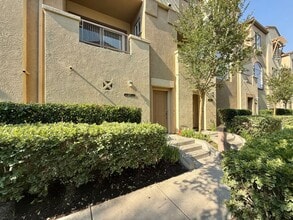 Building Photo - Two Bedroom Suite Townhome and Includes a Garage and Laundry!