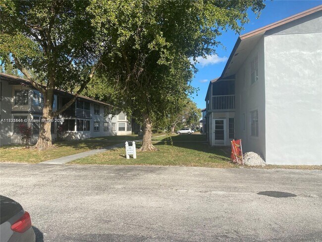 Building Photo - 335 W Laurel Dr