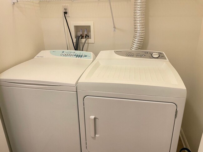 Building Photo - Beautiful 3 bedroom 2 bathroom Rancher in Great Manheim Location!