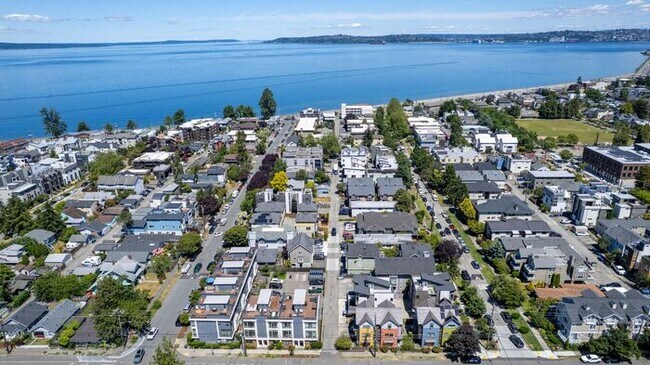 Building Photo - Charming AIR CONDITIONED Alki Townhome