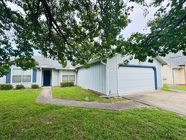 Building Photo - Charming 3 Bedroom, 2 Bath Home with Fence...