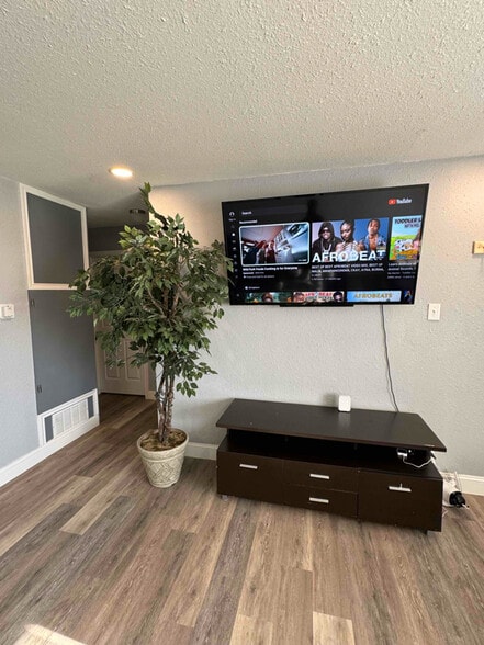 Building Photo - 706 Ohio St