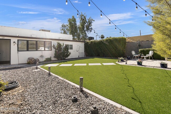 Building Photo - 930 E Whitton Ave