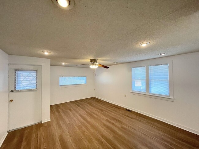 Building Photo - 3 Bedroom 1 Bathroom House