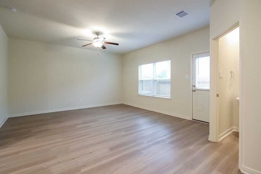 Building Photo - 564 Solomon Ln