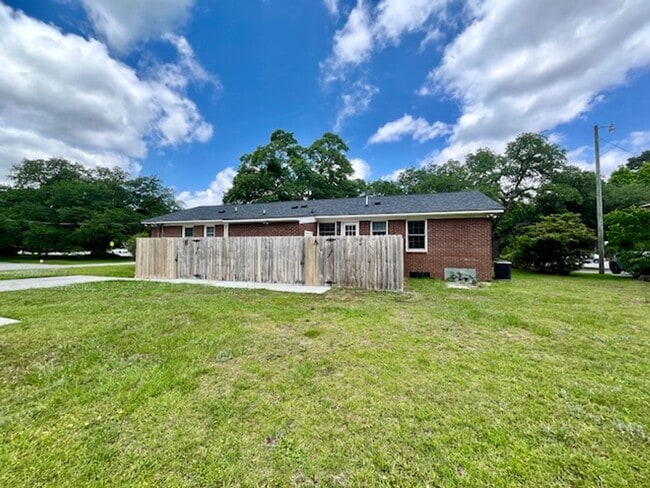 Building Photo - 1519 Harborview Road