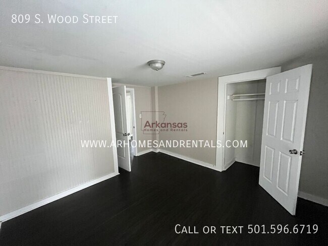 Building Photo - 809 S Wood St