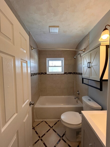 Building Photo - 821 Lannerton Rd