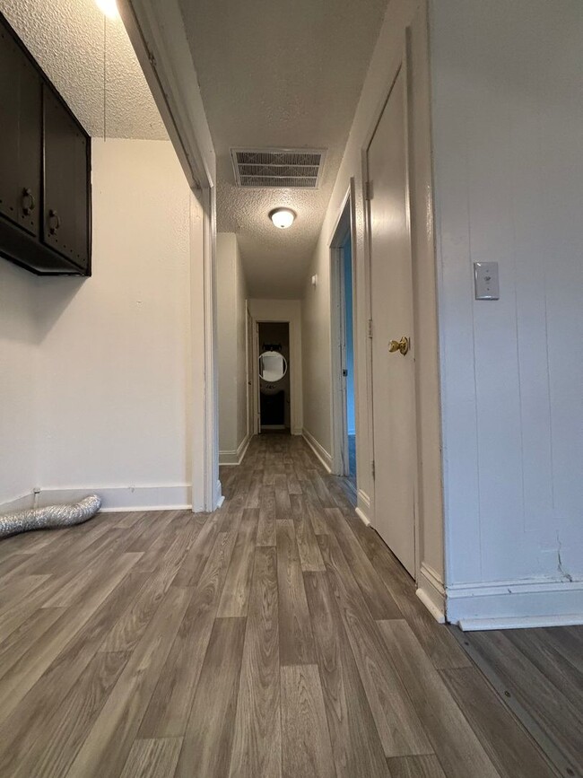 Building Photo - 2 bedroom 2 full bath 1 car garage availab...