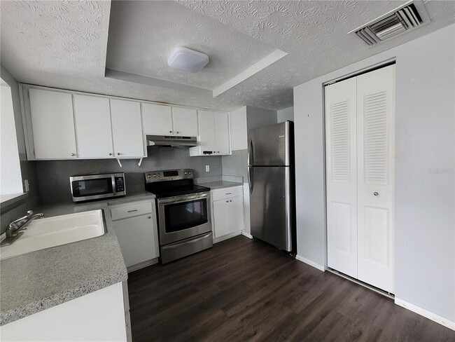 Building Photo - 8650 Robilina Rd