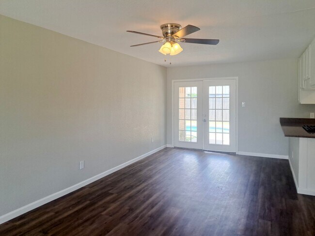 Building Photo - Spacious 3 bedroom 2 bath home w/ swimming...