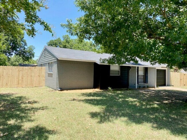 Building Photo - Beautifully remodeled home located on spacious corner lot