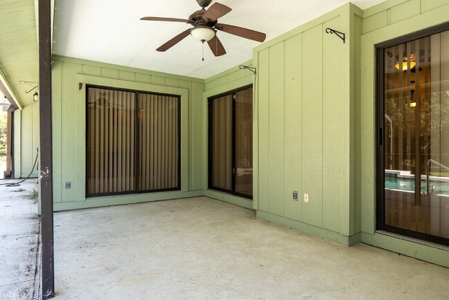 Building Photo - Enjoy Florida living in this spacious 3BR/...
