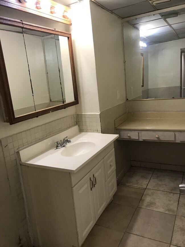 Building Photo - Large 5-2 house in Oakland Park