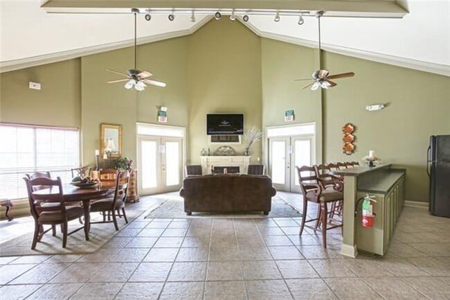 Building Photo - 1 Bedroom, 1 Bathroom Condo, Gated Community
