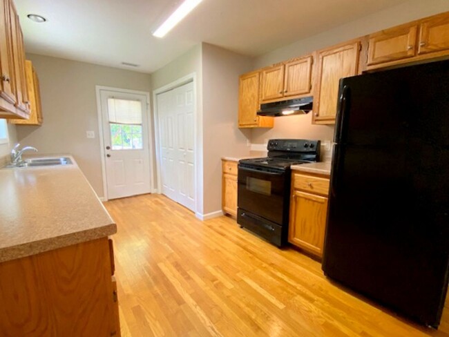 Building Photo - 2 bed 1 bath in Tri Plex