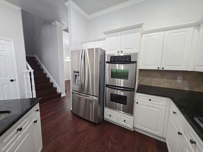 Building Photo - 6116 Thursby Ave