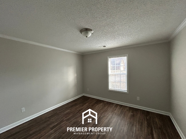 Building Photo - Spacious 3BR Memphis Home with Vaulted Ceilings, Fireplace, Deck & 2-Car Garage