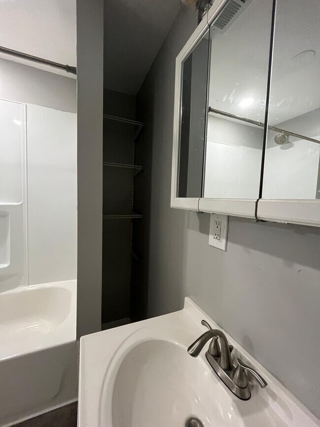 Building Photo - 4674 Mews Dr