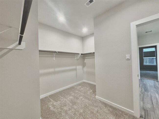 Building Photo - 14273 Lake Lodge Dr