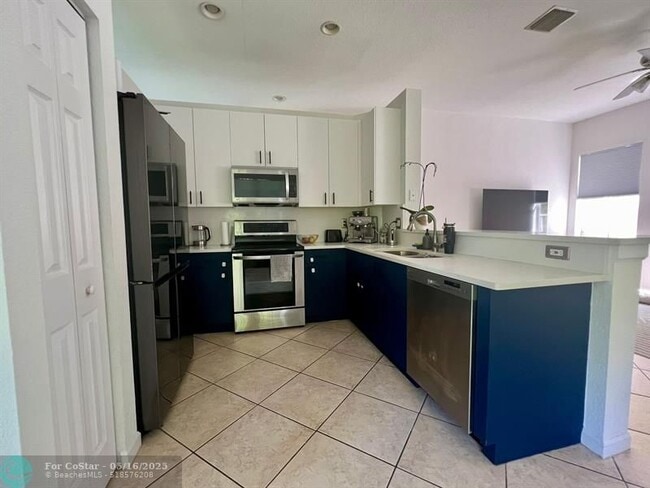 Building Photo - 522 Live Oak Ln