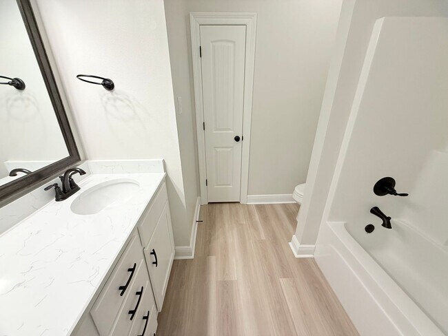 Building Photo - Modern 4 Bed/3 Bath - LVP Throughout
