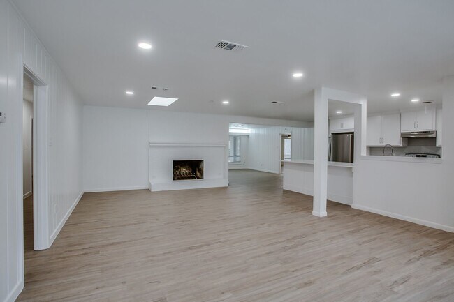 Building Photo - Pre Leasing for Fall 2026! 4/3 in Medical District