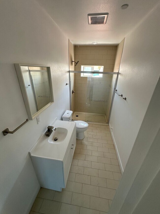 Building Photo - 165 W 75th St