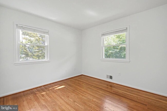 Building Photo - 604 Yeonas Dr SW