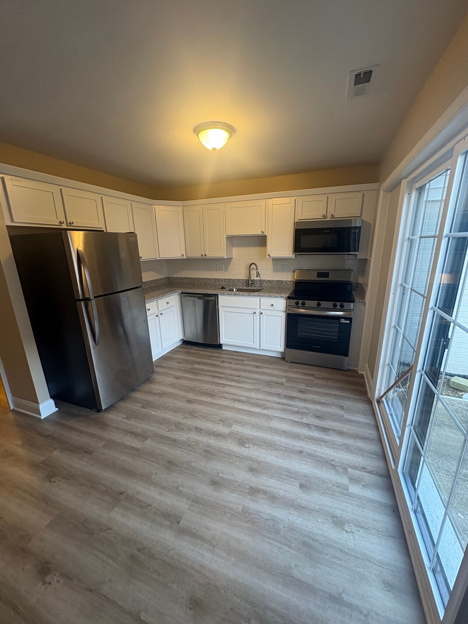 Building Photo - 302 Hendrickson Ln