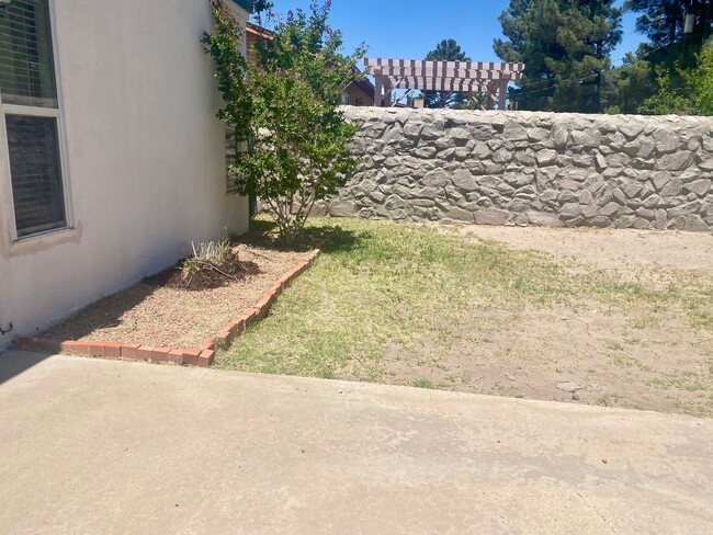 Building Photo - 1812 Pomona Dr