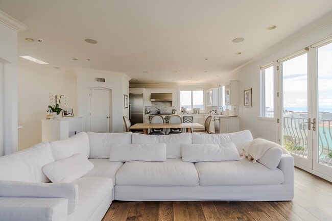 Building Photo - 300 19th St