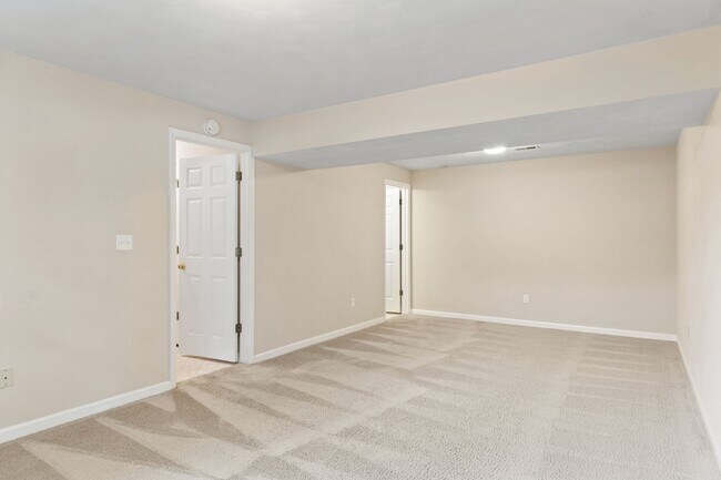 Building Photo - 3 Bed / 3 Bath. Pet Friendly. Easy access ...