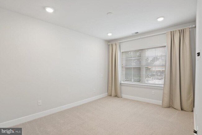 Building Photo - 2907 Bleeker St