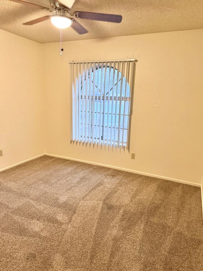 Building Photo - 3 Bedroom / 2 Bath Single Level Home In Gl...