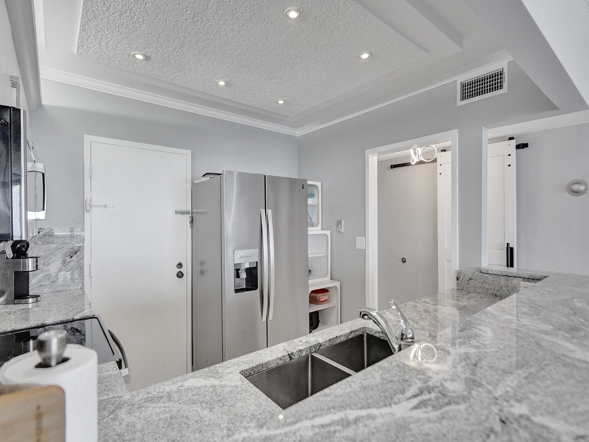 Building Photo - 3725 S Ocean Dr