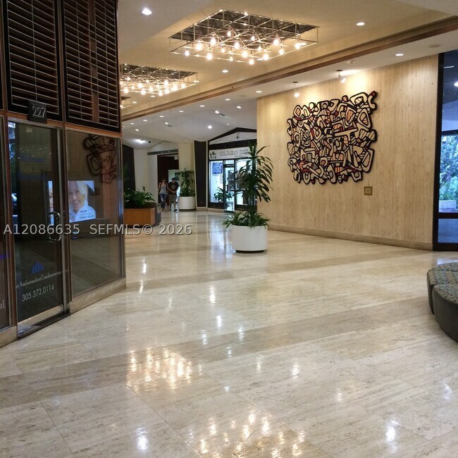 Building Photo - 905 Brickell Bay Dr