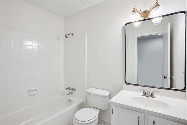 Building Photo - 2035 Powers Ferry Trce SE