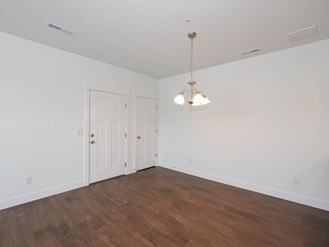 Building Photo - 6667 Twin Rocks Ln
