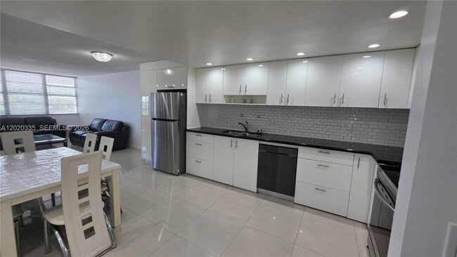 Building Photo - 1351 NE Miami Gardens Dr