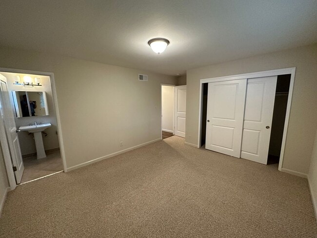 Building Photo - 3600 Crestmoor Dr