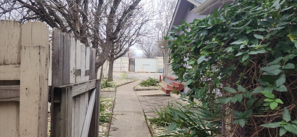 Outside - 605 E Applegate Dr