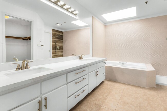 Building Photo - 3 bedroom townhome in perfect location in ...