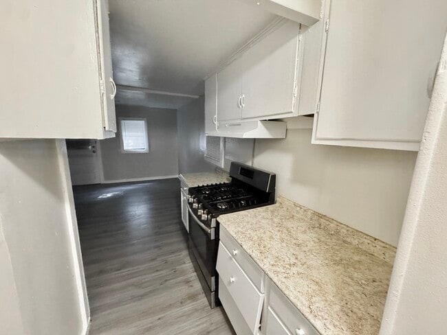 Building Photo - 1536 Brookins St