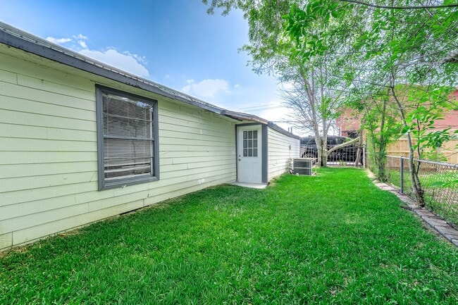 Building Photo - 4356 Phlox St