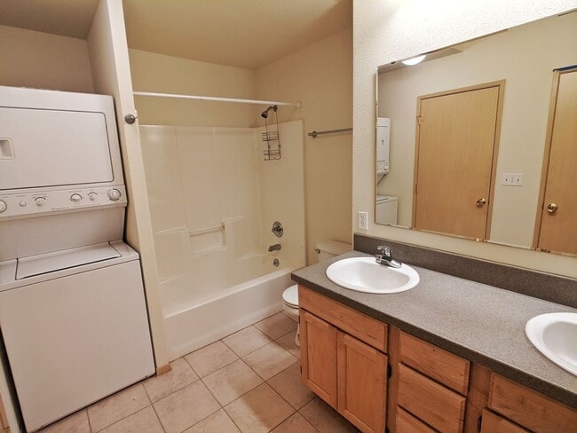 Building Photo - Townhouse, 2BD/1.5BA Condo, Radiant Heat F...