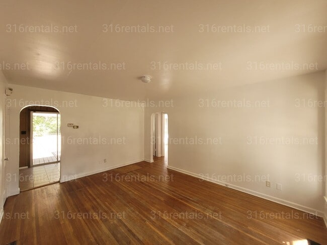 Building Photo - $1,050 - 3 bedroom/ 1 bathroom - Single Family Home