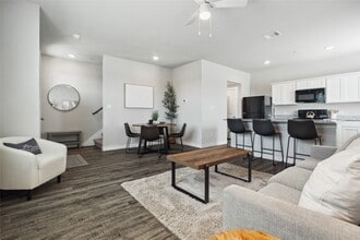 Building Photo - 523 Powell Dr