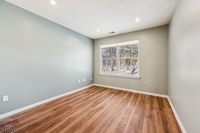 Building Photo - 1075 Ash Dr